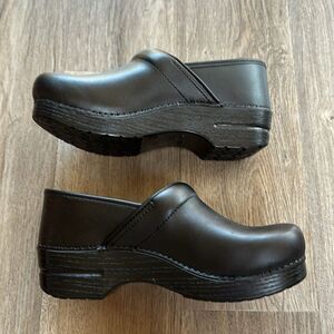 NEW Dansko Professional Black Leather Clogs – Women’s Size 40W / 10W (NIB)